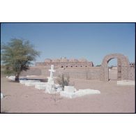 Porte du cimetière militaire français d'Atar. [légende d'origine]<br>