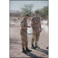 Officiers du DMAT au cœur du cimetière militaire français d'Atar. [légende d'origine]<br>