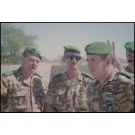 Sous-officiers du DMAT au cœur du cimetière militaire français d'Atar. [légende d'origine]<br>