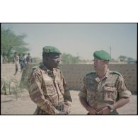 Le lieutenant-colonel Gouirand, chef du DMAT, en présence de son homologue mauritanien dans le cimetière mlitaire français d'Atar. [légende d'origine]<br>