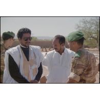 Autorités mauritaniennes présentent au cimetière militaire français d'Atar. [légende d'origine]<br>