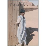 Portrait d'un mauritanien âgé à la porte du cimetière militaire français d'Atar. [légende d'origine]<br>
