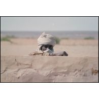 Portrait d'un soldat de la garde nationale mauritanienne derrière le mur du cimetière. [légende d'origine]<br>