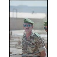 Portait d'un sous-officier du DMAT à l'intérieur du cimetière français d'Atar. [légende d'origine]<br>