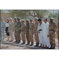 Délégation mauritanienne à la cérémonie du 11 novembre 1993 au cimetière militaire français d'Atar. [légende d'origine]<br>