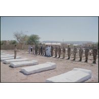 Cérémonie du 11 novembre 1993 au cimetière militaire français d'Atar. [légende d'origine]<br>