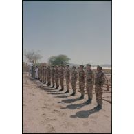 Cérémonie du 11 novembre 1993 au cimetière militaire français d'Atar. [légende d'origine]<br>