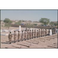 Cérémonie du 11 novembre 1993 au cimetière militaire français d'Atar. [légende d'origine]<br>