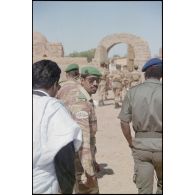 Cérémonie du 11 novembre 1993 au cimetière militaire français d'Atar. [légende d'origine]<br>