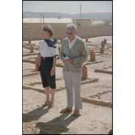 Portraits en pied d'un prêtre et d'une infirmière en poste à Atar. [légende d'origine]<br>