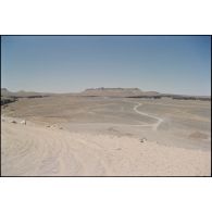 Panorama du plateau dominant la passe d'Amogjar, site de tournage du film "Fort Saganne". [légende d'origine]<br>