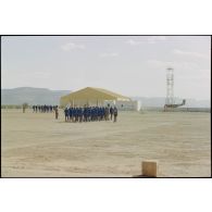 Rassemblement  des élèves mauritaniens de l'EMIA sur le tarmac de l'école militaire. [légende d'origine]<br>