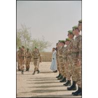 Revue des troupes avant la cérémonie militaire du 11 novembre 1994 au cimetière militaire d'Atar. [légende d'origine]<br>