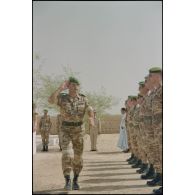 Le chef du DMAT (lieutenant-colonel Gouirand) passe en revue les cadres français du DMAT d'Atar avant la cérémonie du 11 novembre 1994 au cimetière français. [légende d'origine]<br>