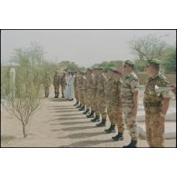 Cérémonie du 11 novembre 1994 au cimetière militaire français d'Atar en présence d'une délégation française et religieuses. [légende d'origine]