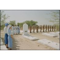 Cérémonie du 11 novembre 1994 au cimetière militaire français d'Atar en présence d'une délégation française et religieuses. [légende d'origine]