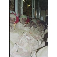 Préparation parachutiste des élèves officiers mauritaniens, portrait de groupe à bord du TRANSALL français. [légende d'origine]<br>