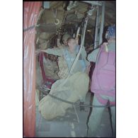 Préparatifs de largage de charges avant la sortie du stick d'élèves officiers mauritaniens. [légende d'origine]<br>