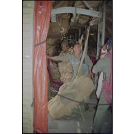 Préparatifs de largage de charges avant la sortie du stick d'élèves officiers mauritaniens. [légende d'origine]<br>