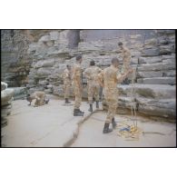 Portrait de groupe des élèves officiers mauritaniens en séance d'escalade et aide moniteurs mauritaniens. [légende d'origine]<br>