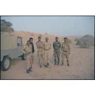 Portrait de groupe d'aide moniteurs mauritaniens et du major Labbé, instructeur commando. [légende d'origine]<br>