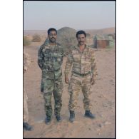 Deux aide moniteurs mauritaniens. [légende d'origine]<br>