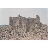 Ruines du décor de cinéma réalisé pour le film "Fort Saganne". [légende d'origine]<br>