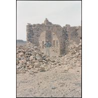 Ruines du décor de cinéma réalisé pour le film "Fort Saganne". [légende d'origine]<br>