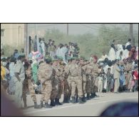 Militaires de l'armée mauritanienne dans une rue d'Atar. [légende d'origine]<br>