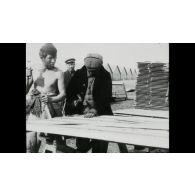 [Arrivée de travailleurs chinois en France ; construction de baraques. Sections de camouflage.]