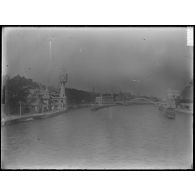 [Vue de la Seine et du phare LU, en arrière-plan la passerelle Debilly - exposition universelle, Paris 1900].<br>