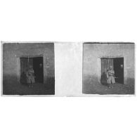 [Portrait de soldat devant l'entrée d'une grange].<br>