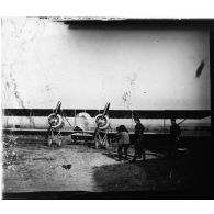 [Caudron 2 moteurs. Un photographe en prend un cliché avec un appareil posé sur un pied].