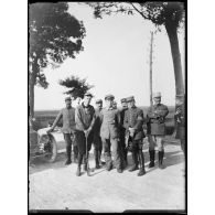 Pilote de l'avion boche abattu par l'adjudant Duchesnoy entouré par les camarades de la M.F. 44 (Toul juin 1916). [légende d'origine]