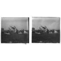 [Capotage d'un avion orné d’une croix de Lorraine. Un camion avec remorque emporte les débris].