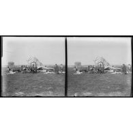 [Capotage d'un avion orné d’une croix de Lorraine. Un camion avec remorque emporte les débris].