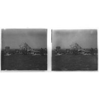 [Capotage d'un avion orné d’une croix de Lorraine. Un camion avec remorque emporte les débris].