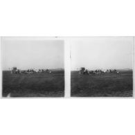 [Capotage d'un avion orné d’une croix de Lorraine. Un camion avec remorque emporte les débris].