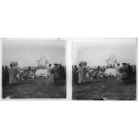 [Capotage d'un avion orné d’une croix de Lorraine. Un camion avec remorque emporte les débris].