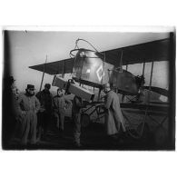 Avion d'observateur MF recevant un appareil photo. [légende d'origine]