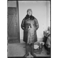 [Portrait en pied du capitaine Luc-Pupat en tenue de vol, avec jumelles].