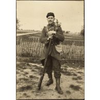 [Portrait en pied d'un militaire].