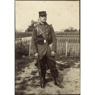 [Portrait en pied d'un militaire].
