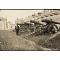 [Militaire posant devant des canons].<br>