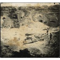 Fort de Troyon bombardé. Au centre, débris de canons. [légende d'origine]