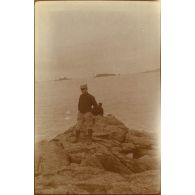 [Un soldat sur une jetée à Saint-Malo (Ille-et-Vilaine)]