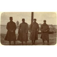 [Quatre permissionnaires posent à Saint-Malo (Ille-et-Vilaine)].