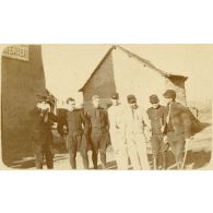 [Portrait de groupe de plusieurs soldats (en instruction ?)]