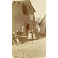 [Portrait de groupes avec deux femmes].