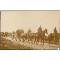 [Convoi sur une route, chevaux].